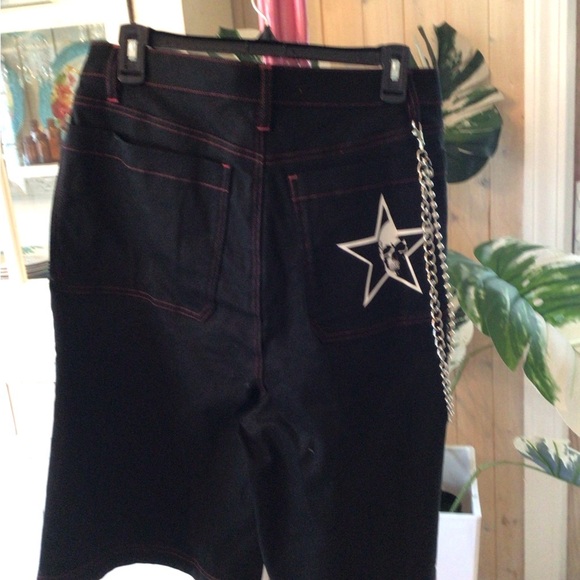 🚨 NWT Black With Red Stitch Men’s Ride or Die Shorts Chain, Skull, & Star Detail - Picture 5 of 6